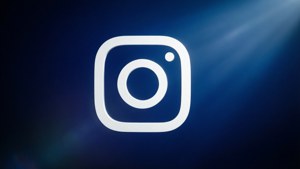 Instagram標誌發光白色，藍色漸變背景，帶光線