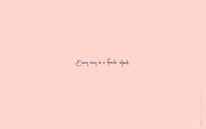 在柔和的粉紅色背景上，手寫的勵志名言「Every day is a fresh start」。