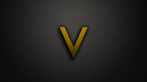 深色漸變背景上的金色字母 V — 暗黑極簡 壁紙