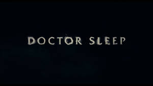 在黑色背景上發光的煙霧文字，顯示Doctor Sleep。
