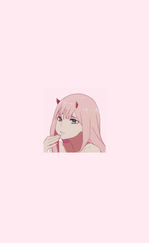 粉紅色頭髮和角的動漫女孩觸碰嘴唇