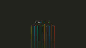 深色背景上帶有「STAY POSITIVE」文字的多彩向上箭頭