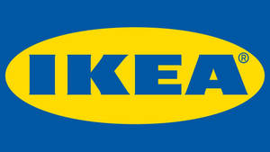 IKEA標誌，藍色文字在黃色橢圓形內，背景為藍色