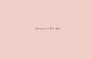 手寫語錄 'Every day is a fresh start' 在柔和的粉紅色背景上