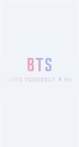 淺灰色背景上以漸變粉紅和藍色文字顯示的 BTS Love Yourself Her 專輯標題。 — BTS 美學 壁紙