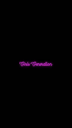 粉紅色霓虹文字寫著 Girls' Generation 在黑色背景上。