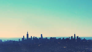 黃昏時分城市天際線，青綠色和蜜桃色漸變天空。 — 藝術 壁紙
