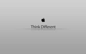 Apple標誌與Think Different標語，灰色漸變背景上的倒影