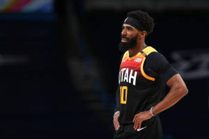 身穿猶他爵士隊球衣的職業籃球運動員雙手叉腰站在球場上。 — 猶他爵士 壁紙