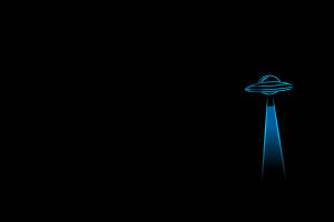 在黑暗中發出光束的發光藍色UFO。