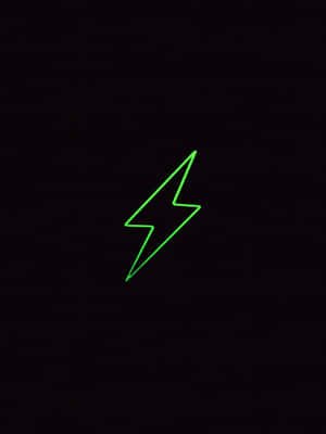發光綠色霓虹閃電在黑色紋理背景上