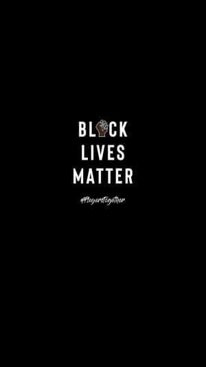 黑色背景上寫有白色文字「BLACK LIVES MATTER」和「#Prayertogether」