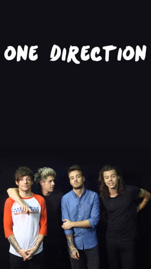 One Direction 樂隊成員穿著休閒服裝在黑色背景前擺姿勢。