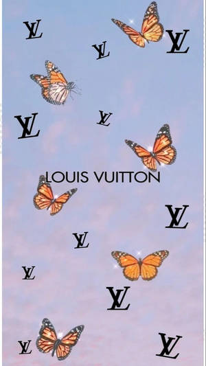 橙色蝴蝶在薰衣草色天空背景下於 Louis Vuitton 標誌間飛舞。