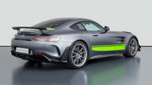 啞光灰色Mercedes-AMG GT R在攝影棚中帶有螢光綠色點綴