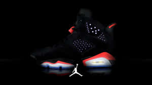 黑色Jordan 6運動鞋，帶有發光的紅色、白色和藍色點綴，在反射性表面上。