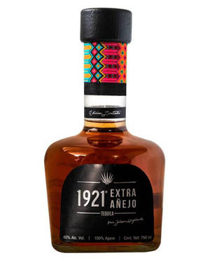 一瓶1921 Extra Añejo龍舌蘭酒，帶有彩色圖案瓶頸和黑色標籤。