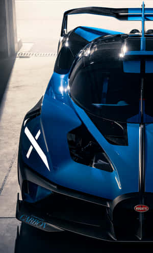 車庫中的藍色Bugatti Chiron Super Sport 300+，陽光投射陰影。