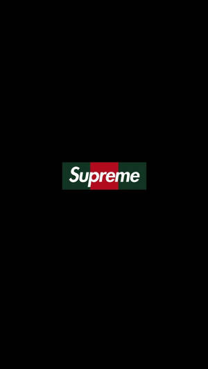 黑色背景上帶有紅色和綠色方塊的 Supreme 標誌。