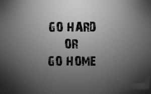 勵志短語「go hard or go home」以粗體黑色文字顯示在紋理灰色背景上。
