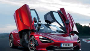 紅色McLaren 720S在黃昏的賽道上打開鷗翼車門。 — 4K 法拉利 壁紙