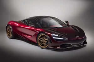 影樓燈光下的酒紅色McLaren 720S跑車配金色輪圈。