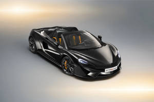 黑色McLaren 570S Spider，配橙色內飾及車頭燈亮起。