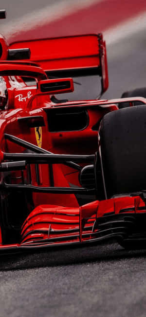 賽道上紅色法拉利F1賽車，前翼和駕駛艙特寫。 — iPhone 18 Pro Max 壁紙