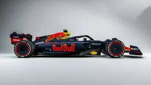 Red Bull 一級方程式賽車在工作室環境中帶有贊助商標誌。
