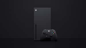 黑色 Xbox Series X 主機和控制器放在深色表面上。