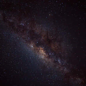 銀河系在夜空中呈現密集的星場和宇宙塵埃雲 — 星星 壁紙