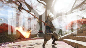 身穿盔甲的武士在夕陽下櫻花樹下手持長柄武器。