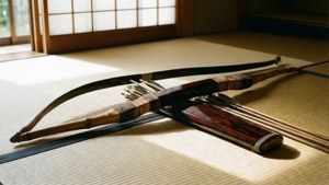 傳統日本弓和箭在榻榻米上，陽光從障子窗照射進來。