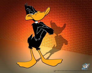 Daffy Duck 以經典卡通姿勢站在磚牆前，帶有戲劇性燈光。