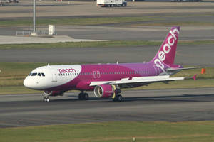 白天Peach Airlines飛機在機場跑道上