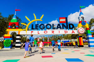 孩子們在陽光明媚的日子裡跑向 LEGO Florida 主題公園入口。