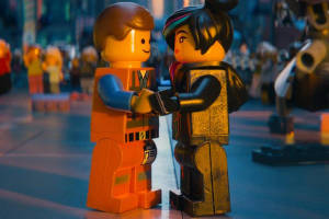 兩個LEGO角色在夜晚的城市中牽手。