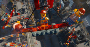 LEGO建築工人從起重機上懸掛在LEGO城市上方。 — 電影 壁紙