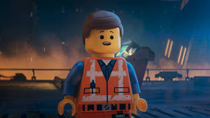 LEGO角色Emmet穿著橙色背心，夜晚站在未來城市中。 — 動畫 壁紙