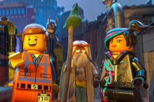 三個LEGO角色在一個有發光燈光和工業建築的夜間城市中。
