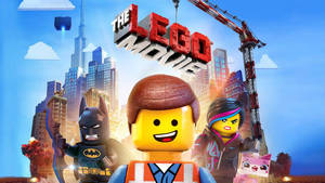 LEGO角色 Emmet、Batman 和 Wyldstyle 在一個有起重機和摩天大樓的城市中。 — 電影 壁紙