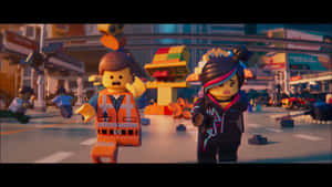 兩個 LEGO 角色在日落時分衝過一條充滿活力的城市街道。