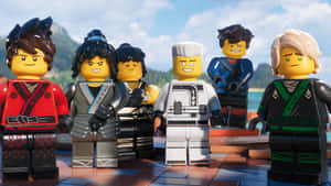 六個LEGO Ninjago角色站在木甲板上，背景有山脈和水。