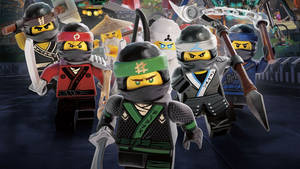六個 LEGO 忍者人偶身穿色彩繽紛的服裝，在黑暗的城市場景中手持武器。