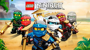 六個LEGO Ninjago忍者角色穿著彩色裝備，手持金色武器在沙灘上。