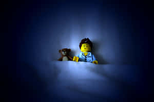穿著睡衣的LEGO人偶在藍光下在泰迪熊旁邊睡覺。