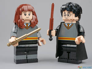 LEGO 哈利波特角色妙麗和哈利手持魔杖。