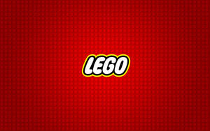紅色磚紋背景，中央為白色、黃色和黑色的LEGO標誌。 — 簡約 壁紙