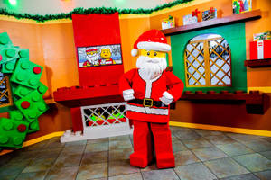 喺一個有壁爐同花環嘅色彩繽紛LEGO節日遊戲室入面嘅LEGO聖誕老人。