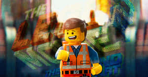 一個LEGO建築工人迷你人偶在城市背景前微笑。